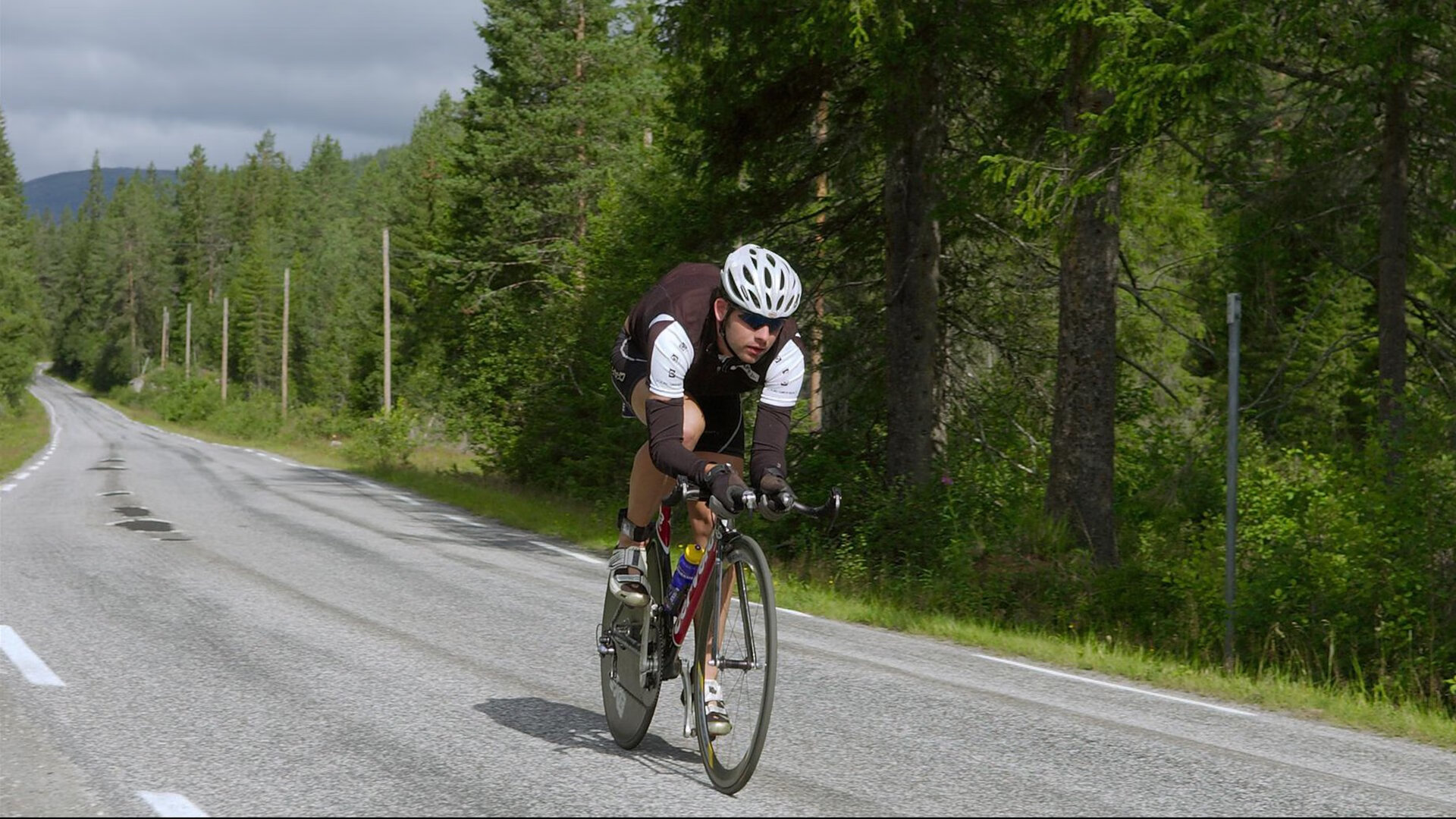 逆境中的“英雄队长”：带伤坚持，逆风翻盘，英雄队队员